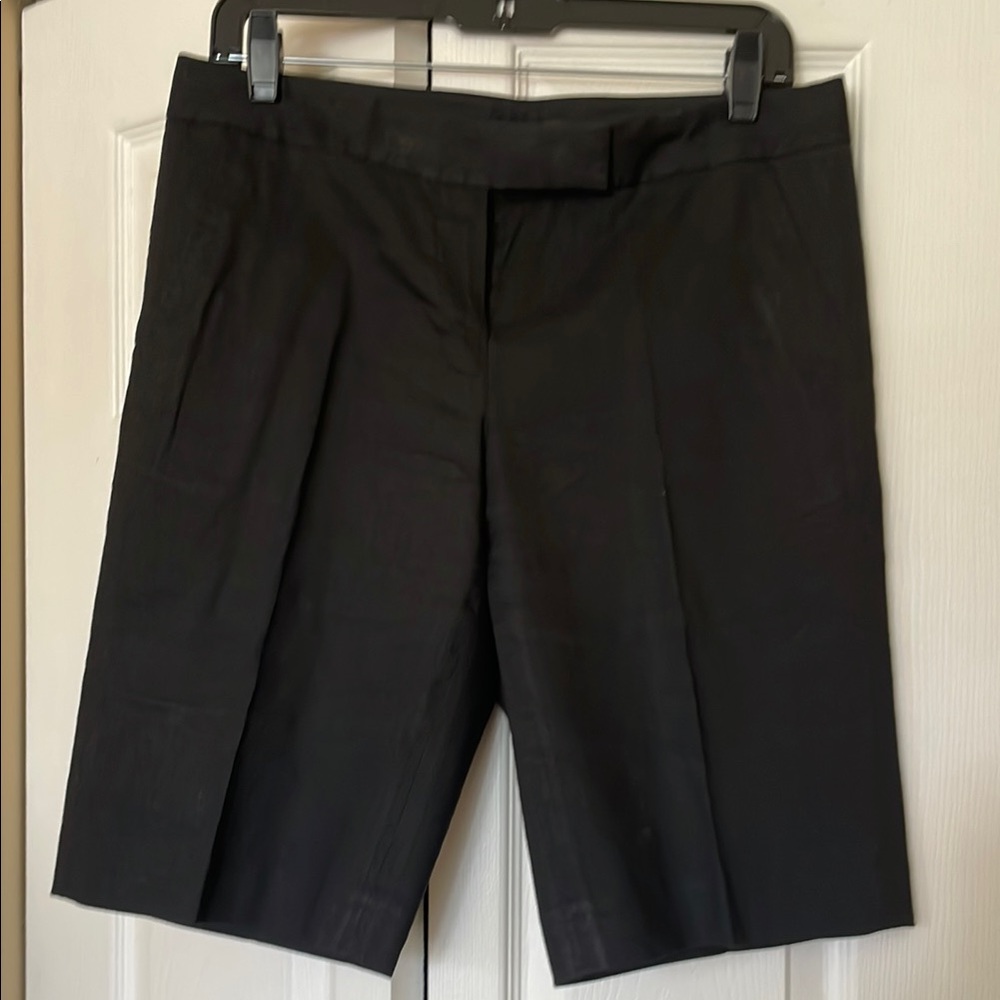 Black Linen blend dressy shorts. Size 6. 4 pockets. Zip front. Wide waistband.